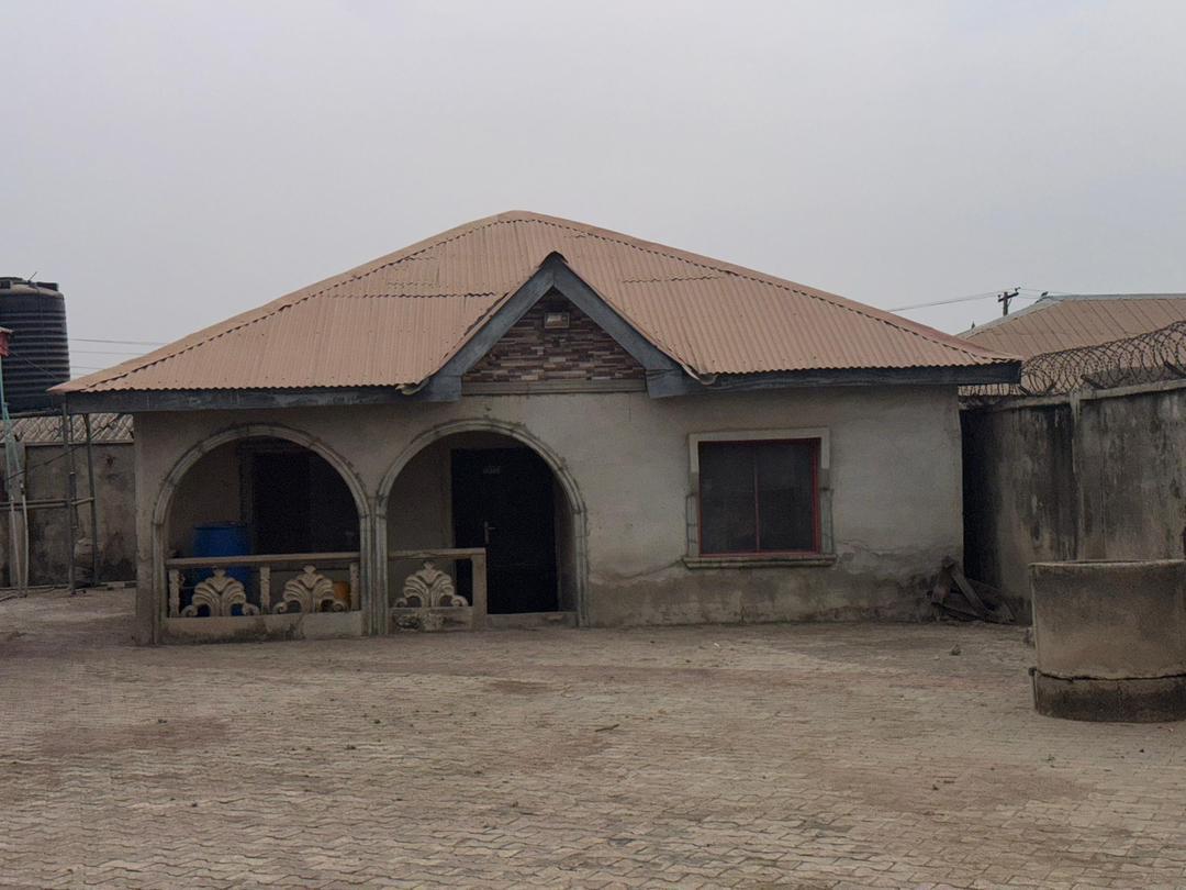 5 Bedroom Compound (3 Bed Front + 2 Bed Back) for Sale in Abeokuta - Image 1